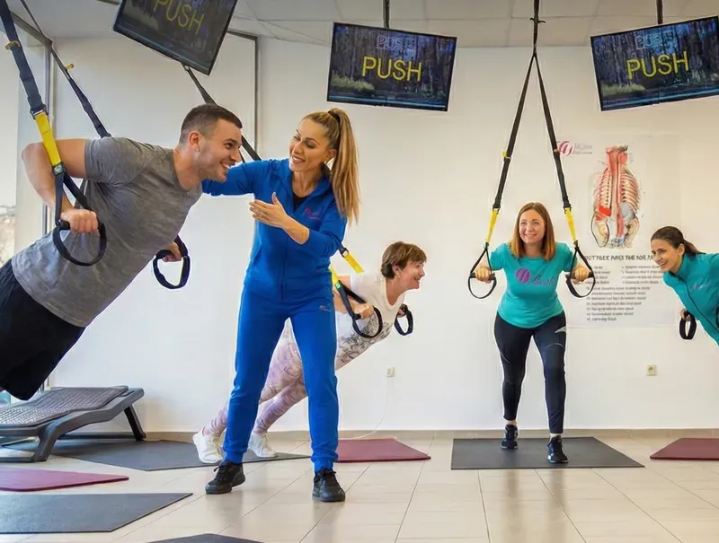 Тренировка с TRX ремъци под наблюдение на треньор в студиото